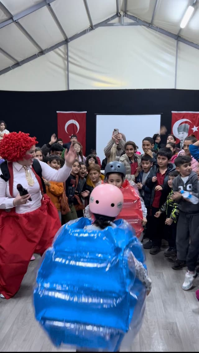 Feestclown met kinderen in Adıyaman, Turkije