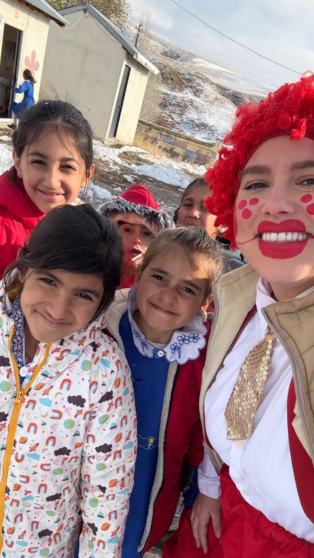 Feestclown met kinderen in Ağrı, Turkije
