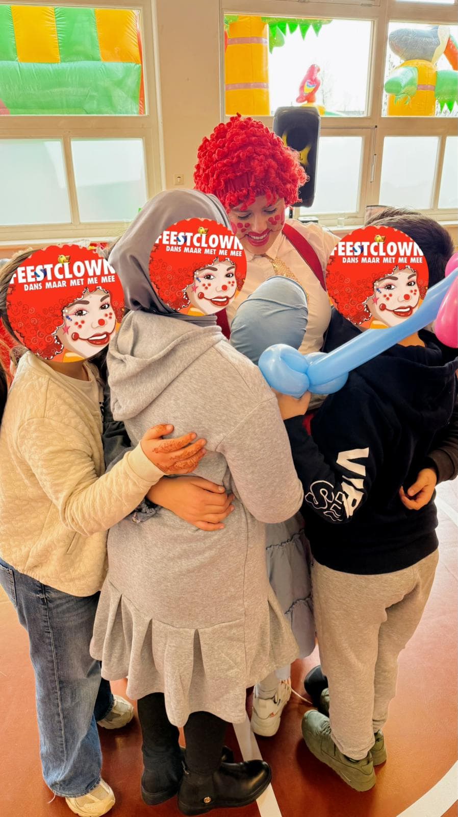 Feestclown op school met kinderen