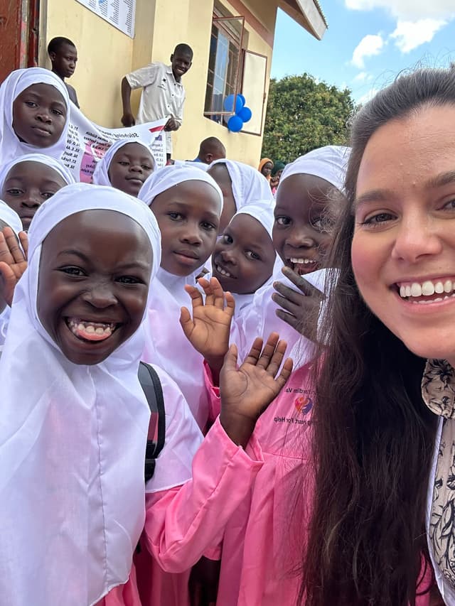 Raziye met een kind in Uganda