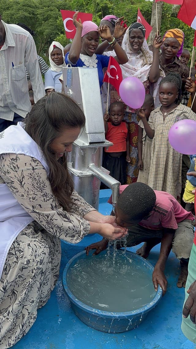 Het openen van de waterput in Uganda