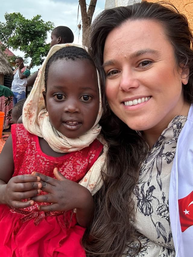 Groepsfoto met kinderen in Uganda