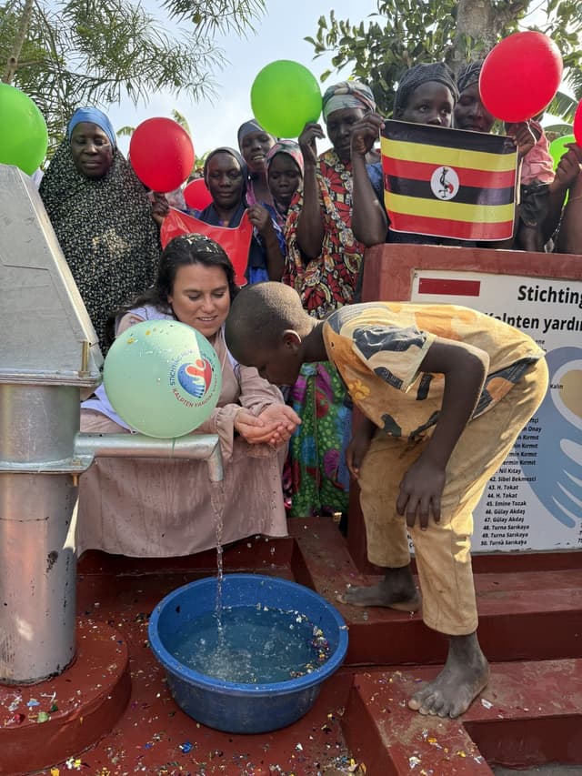 Het openen van de waterput in Uganda
