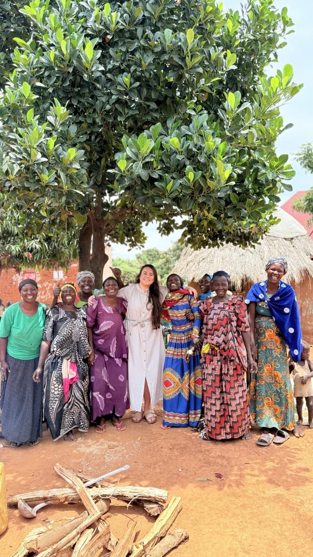 Groepsfoto met de gemeenschap in Uganda